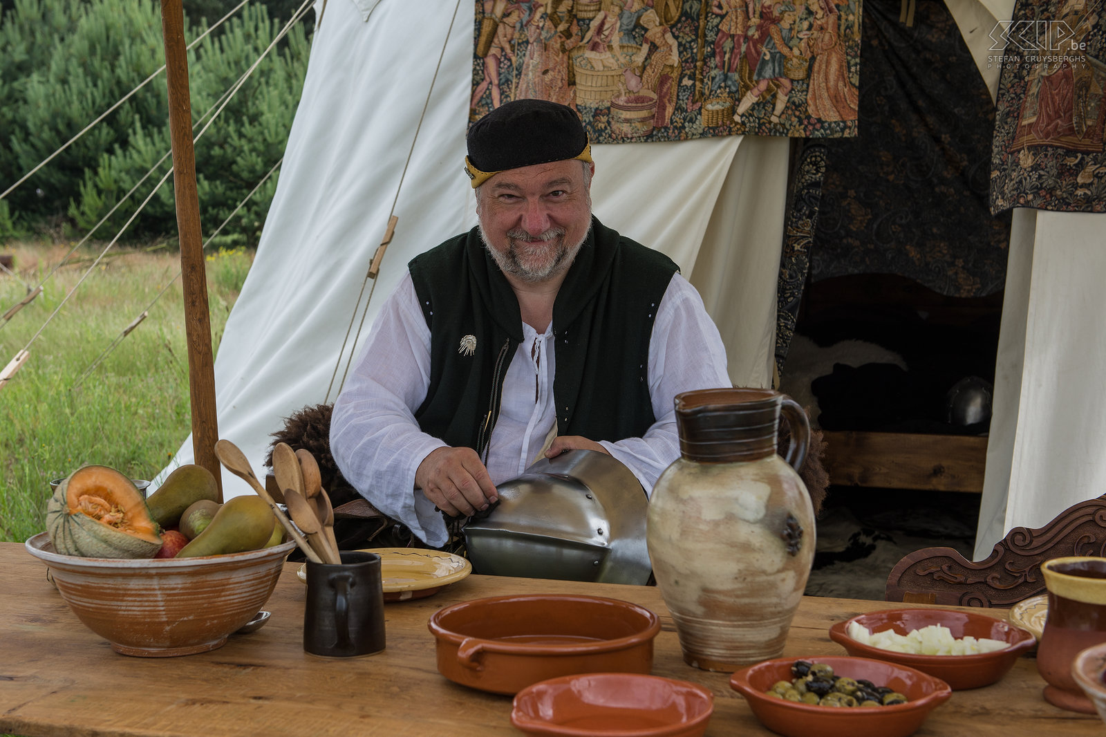 Historia Mundi Midden juni vond in Lommel het Historia Mundi evenement plaats. Gedurende 2 dagen kwamen velen groepen samen die aan re-enacting en living history doen. Op basis van geschiedkundig onderzoek deden alle groepen zeer veel moeite om zowel kleding, wapens, tenten als ambachten zo waarheidsgetrouw mogelijk na te maken en na te spelen. Veel van deze mensen kennen hun stukje geschiedenis erg gedetailleerd en kunnen er zeer enthousiast over vertellen. Ik maakte een reeks foto's van mensen uit de prehistorie, Romeinen, Middeleeuwse ridders, soldaten uit de Renaissance, Schotse Highlanders, Duitse militairen uit WOI, ... Stefan Cruysberghs